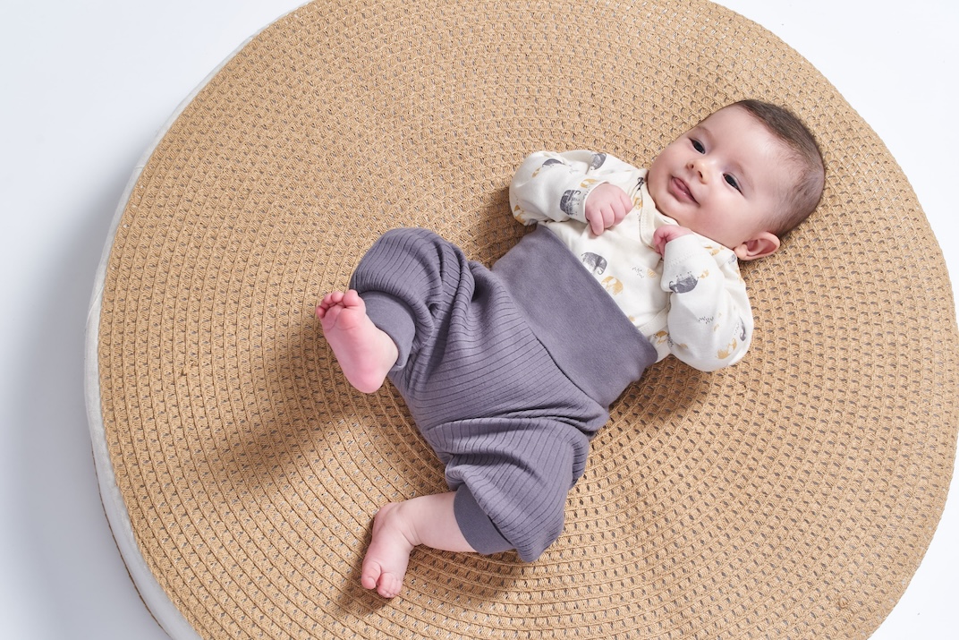 Baby mit einem Luftballon in der Hand