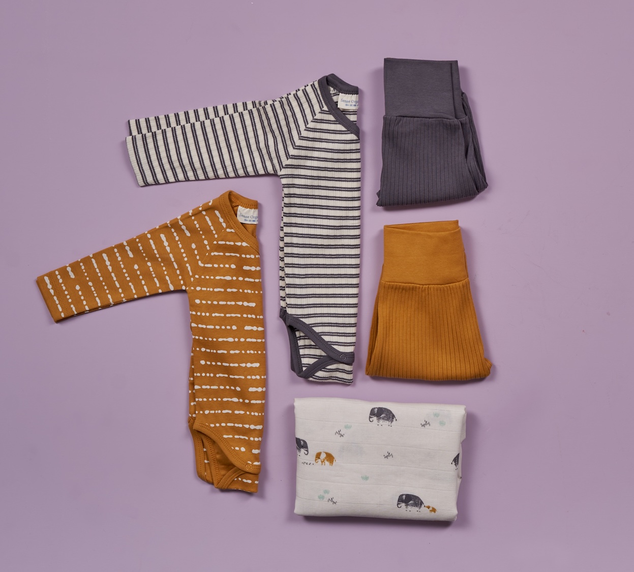 Babykleidung auf dem Boden gefaltet