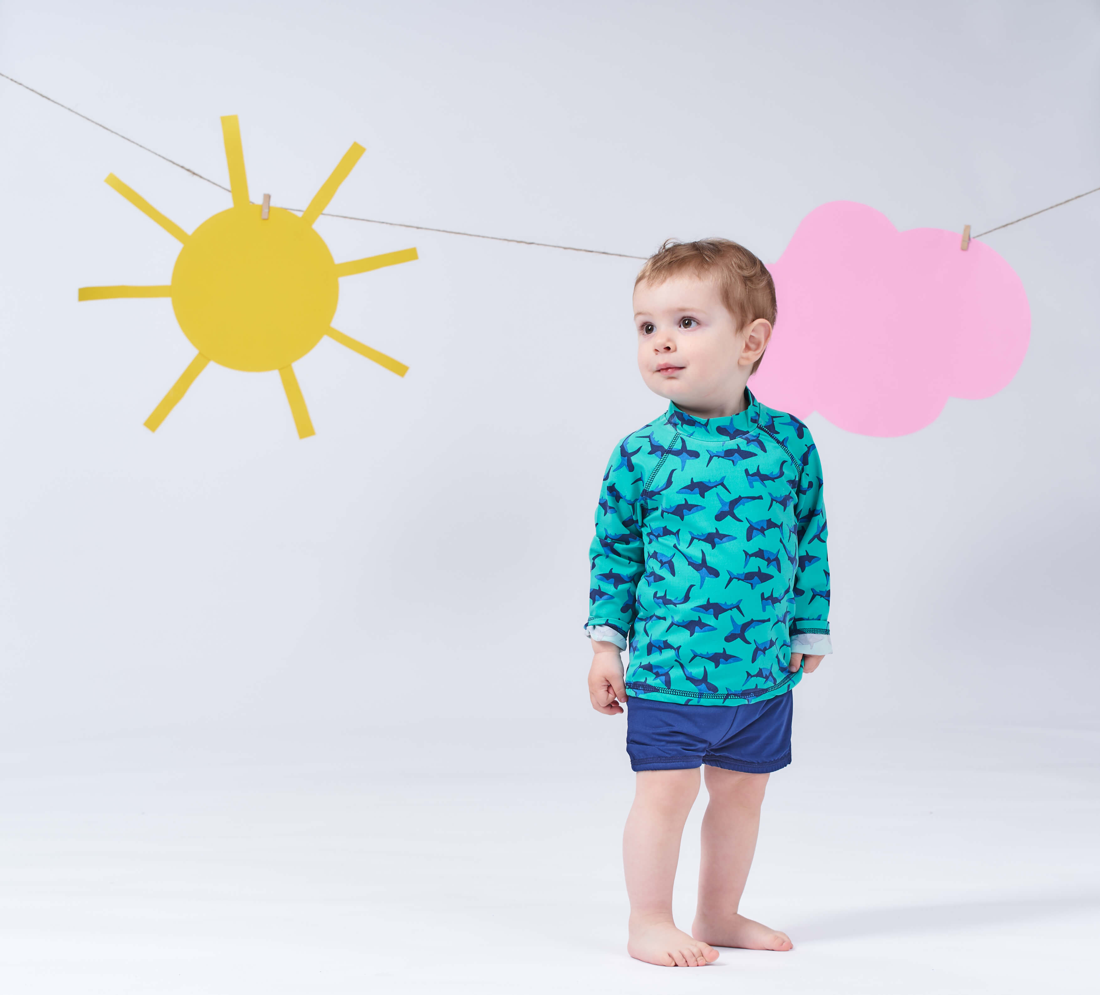 Kind in einem UV-Shirt